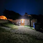 Glamping Pod With Wood Fired Hot Tub * Gristhorpe