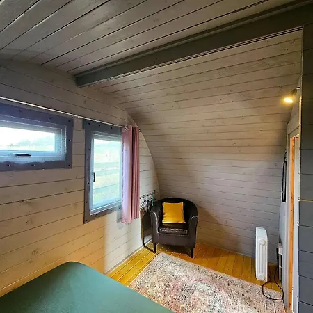Kemping Glamping Pod With Wood Fired Hot Tub Gristhorpe