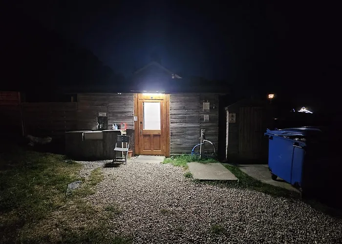Glamping Pod With Wood Fired Hot Tub مكان تخييم